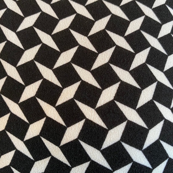 NY & COMPANY Top Blouse Pattern Cap Sleeve Scoopneck Office Black & White Medium - Picture 6 of 11